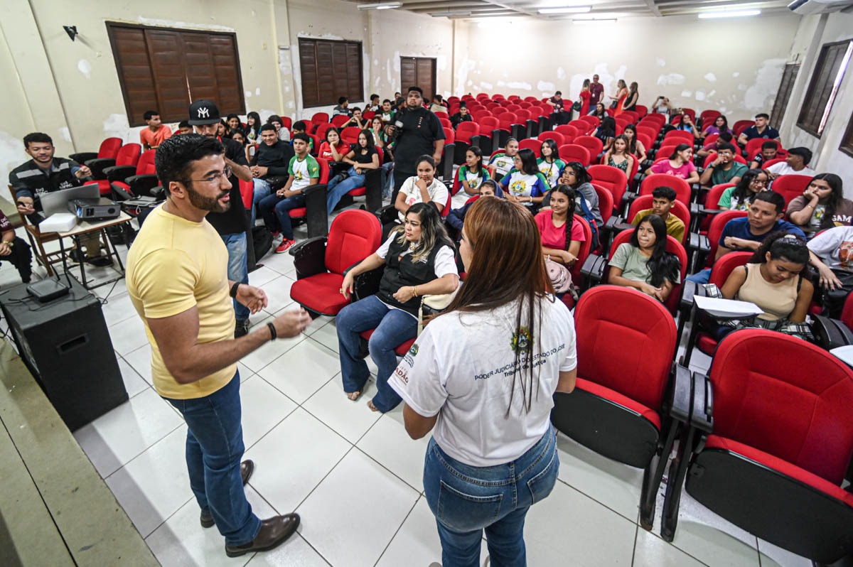Poder Judiciário do Acre realiza palestra sobre paz no lar para alunos de Cruzeiro do Sul