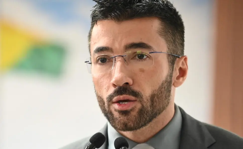 Zé Lopes ‘explode’ contra Bocalom: “pare de viajar e veja realidade do povo”