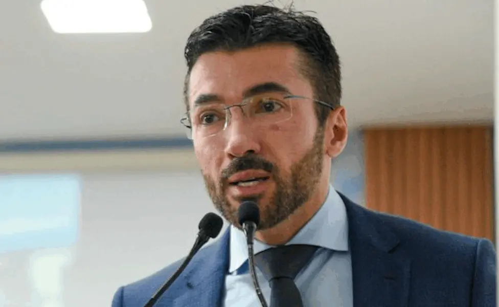 Zé Lopes critica desorganização e cobra direito de fala na Câmara