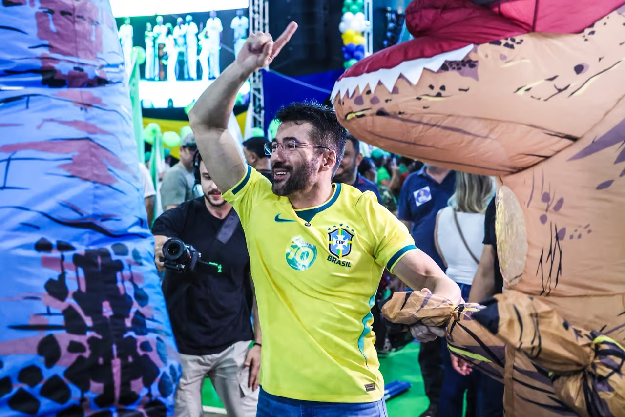 Apoiadores de Zé Lopes se concentram rumo à convenção de Alan Rick